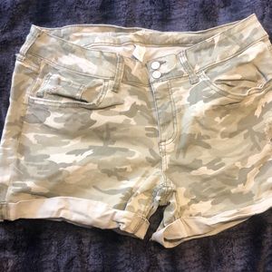 Camo destressed shorts